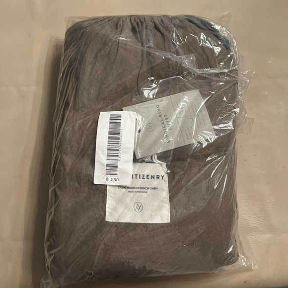 New. The Citizenry. Line duvet cover and 2 shams in olive. - Picture 2 of 3